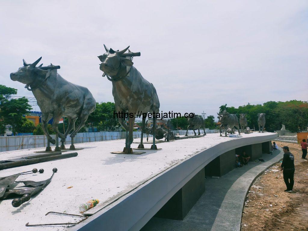 Patung Kerapan Sapi Sudah Dipasang di Alun-alun Trunojoyo Sampang, Wujudnya Keren Banget