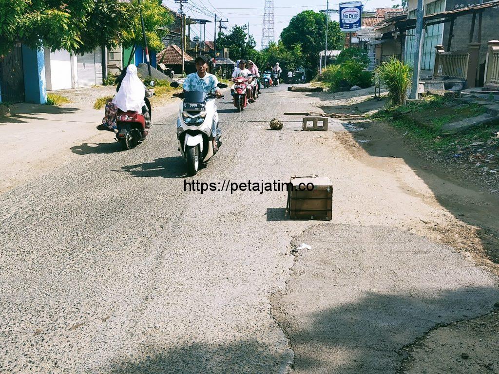Sindir Pemerintah, Warga Sampang Perbaiki Kerusakan Jalan Provinsi secara Swadaya