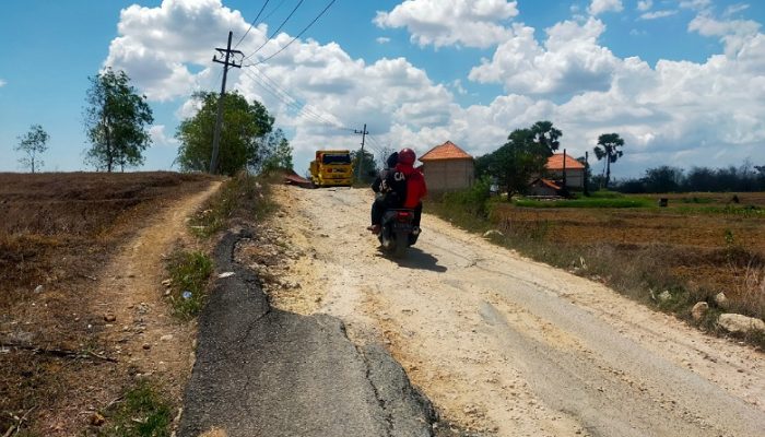 Anggaran Perbaikan Jalan Rusak di Sampang Turun Drastis