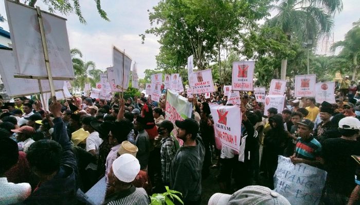 Ribuan Massa Dukung Pj Bupati Sampang Rudi Arifiyanto