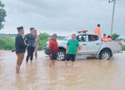 Pj Bupati Sampang Tinjau Banjir di 2 Kecamatan, Pastikan Warga Terdampak Bencana Dapat Bantuan Makanan