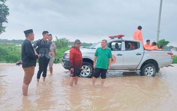 Pj Bupati Sampang Tinjau Banjir di 2 Kecamatan, Pastikan Warga Terdampak Bencana Dapat Bantuan Makanan