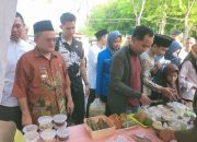 Buka Kegiatan Festival Bazar Takjil Ramadhan, Pj Bupati Sampang Berbagi Makanan Buka Puasa kepada Warga