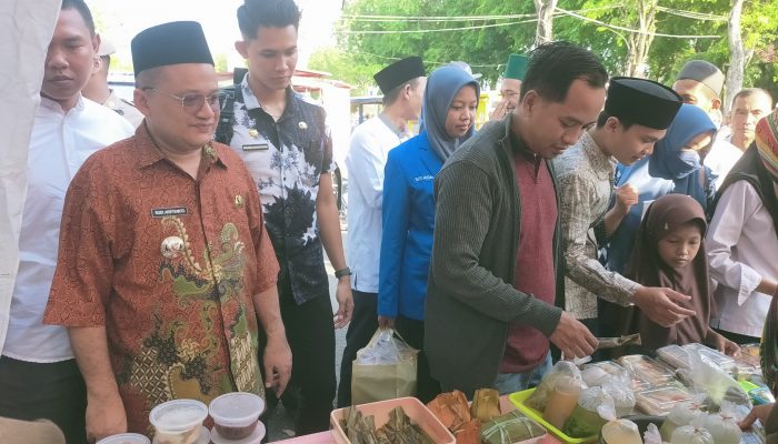 Buka Kegiatan Festival Bazar Takjil Ramadhan, Pj Bupati Sampang Berbagi Makanan Buka Puasa kepada Warga