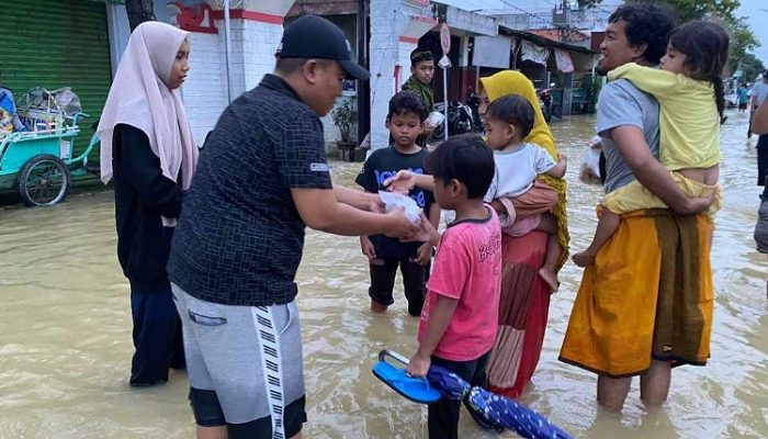 Aksi Nyata KNPI-AMK Bantu Korban Bencana Banjir di Sampang, Bagikan 200 Bungkus Takjil Buka Puasa