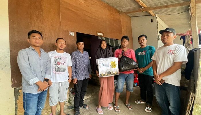 Berkah Ramadhan, Aliansi Jurnalis Sampang Salurkan Puluhan Paket Sembako