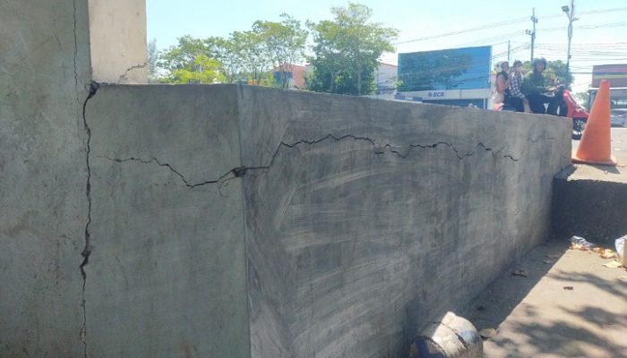 Sebagian Bangunan Alun-alun Trunojoyo Rusak, Mulai dari Plat Beton Retak hingga Payung Konvertibel Bengkok