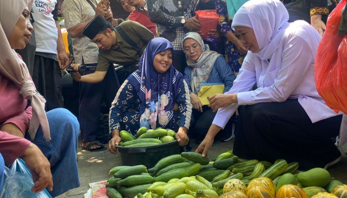 Blusukan Ke Sampang, Khofifah Sapa Pedagang Pasar Srimangunan