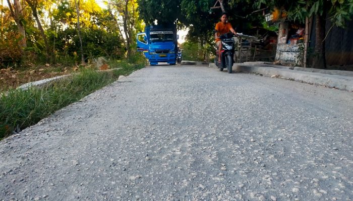 Aneh, Proyek Rabat Beton di Sampang Ini Belum Setahun Dibangun Sudah Rusak