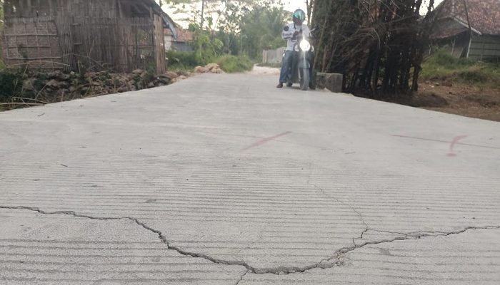 Baru Dibangun, Jalan Beton Sudah Rusak