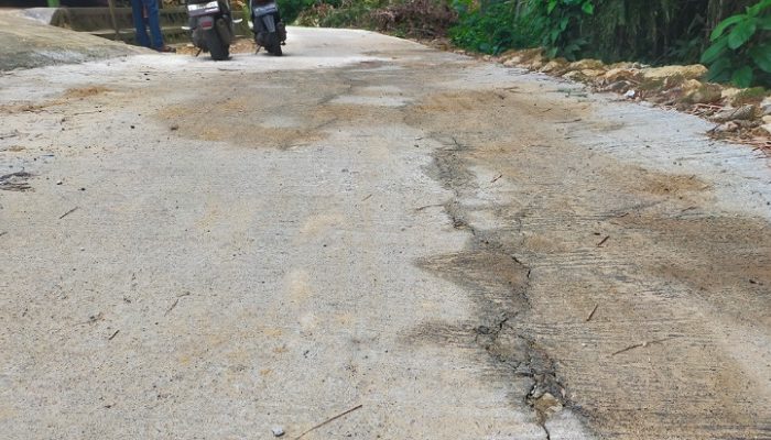 Telan Anggaran Rp163 Juta, Proyek Jalan Cor Beton di Desa Jelgung, Robatal Cepat Rusak