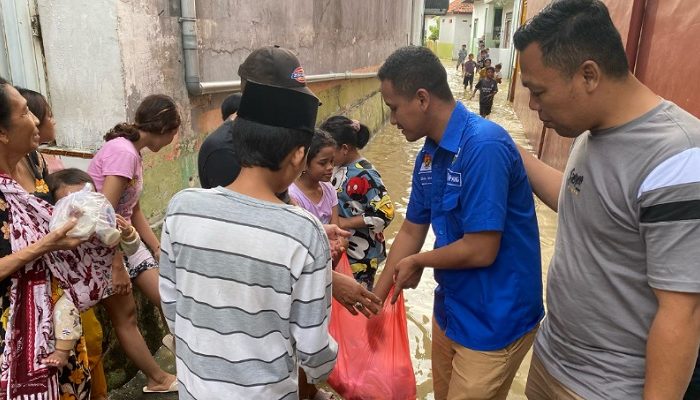 DPD KNPI Sampang Bagi Takjil kepada Pengendara dan Warga Terdampak Banjir